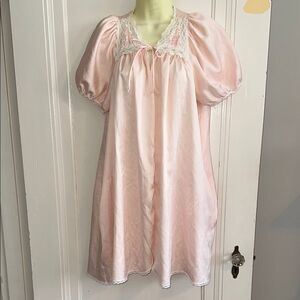 Vtg Brandywine light pink puff sleeve robe with lace neckline that ties in front